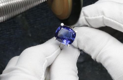 年末聚會(huì)閃耀之選 來(lái)輝寶珠寶金銀飾品閃耀登場(chǎng)